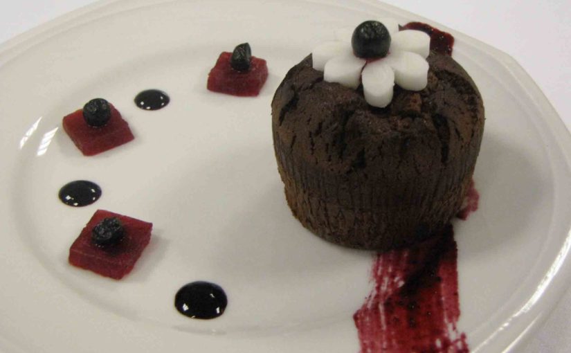 Fondant au chocolat à la betterave confite, coulis de myrtille