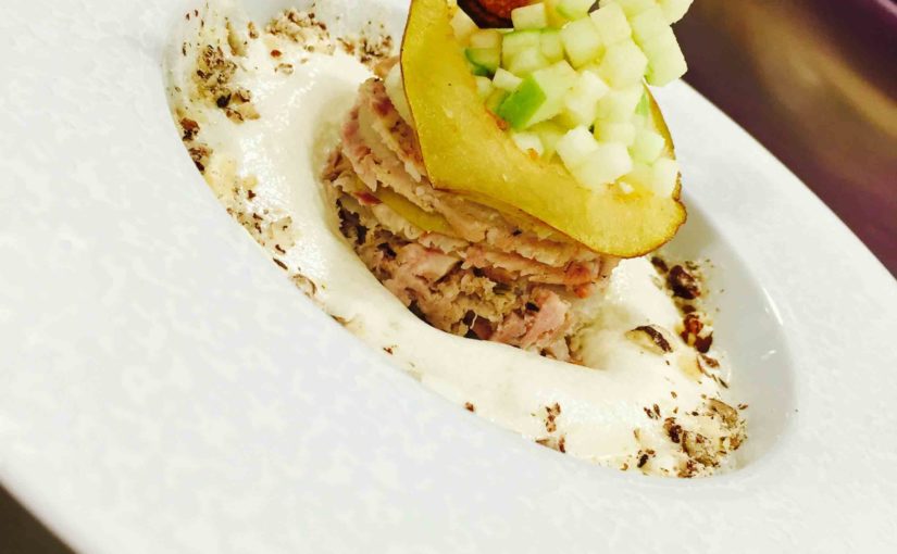 Millefeuille d’andouille et pomme, espuma de camembert de Normandie